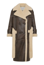 Carica l&#39;immagine nel visualizzatore di Gallery, CAPPOTTO LUNGO REVERSIBILE 9263 IN ECO-MONTONE MARRONE/CREMA OOF
