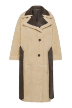 Carica l&#39;immagine nel visualizzatore di Gallery, CAPPOTTO LUNGO REVERSIBILE 9263 IN ECO-MONTONE MARRONE/CREMA OOF
