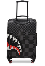 Carica l&#39;immagine nel visualizzatore di Gallery, Valigia Sprayground grey Xtc soft luggage nero
